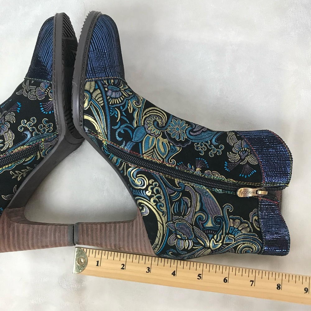 Blue and Gold Heeled Boots with Intricate Pattern - Picture 7 of 15